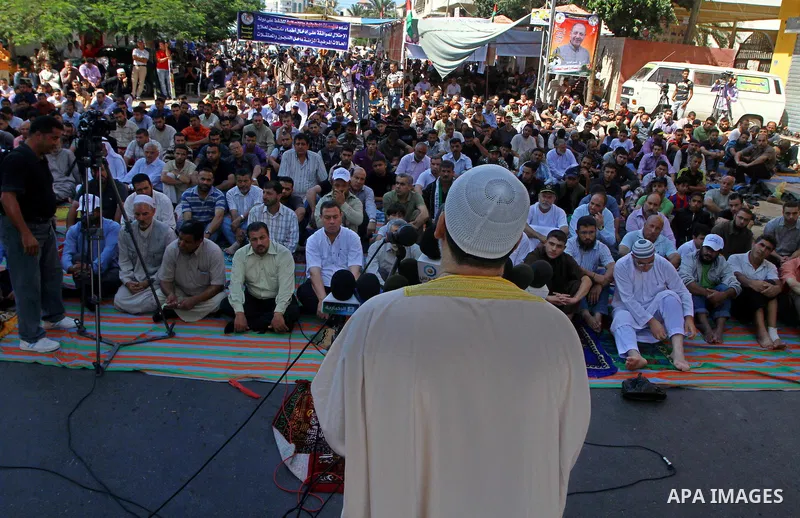 Palestinian Muslim worshippers attend Friday prayer next to the Red Cross building in Gaza City as they call for the release of Palestinian prisoners from Israeli jails and support of inmates in hunger strike on October...