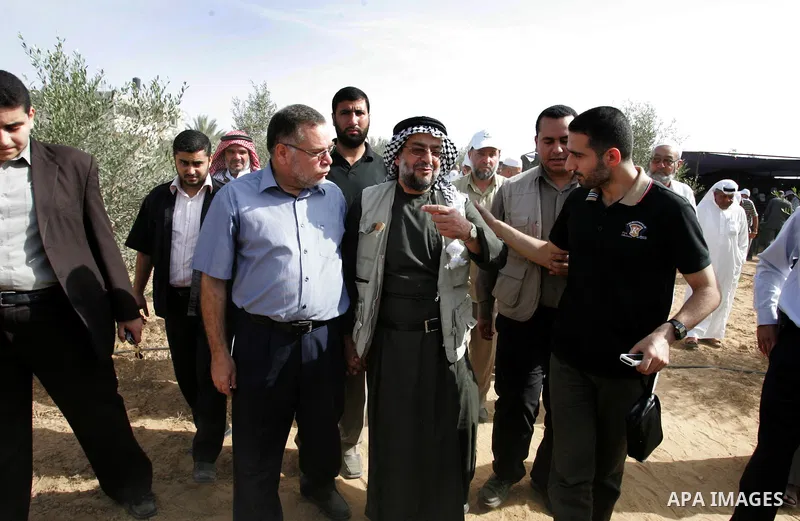 Volunteer delegation from the convoy, "Miles of Smiles 6" in cooperation with the Ministry of Agriculture during pick the number of olive trees in the town of Khuza'a east of Khan Younis, southern Gaza Strip on Oct, 08,...