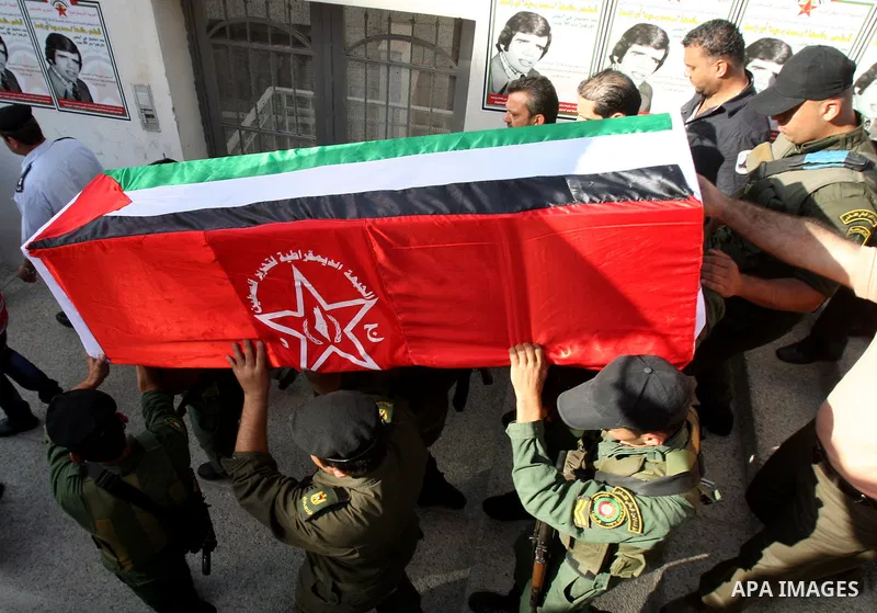Palestinian security forces carry the coffin of Hafez Abu Zant in the West Bank City of Nablus 9 October 2011. Israeli authorities on Sunday afternoon transferred the remains of a Palestinian fighter killed in 1976 to th...