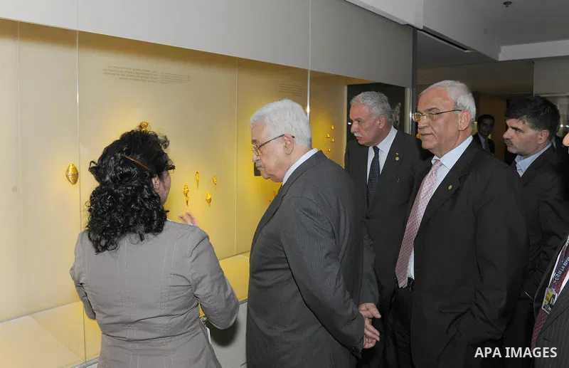 Palestinian President Mahmoud Abbas (Abu Mazen) during a visit to Gold Museum in Bogota Oct.10, 2011. Photo by Thaer Ganaim