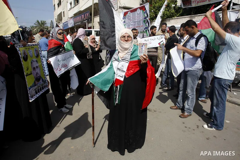 Palestinian woman take part in a protest calling for the release of Palestinian prisoners from Israeli jails and in support of inmates in hunger strike on Oct 11, 2011 in Rafah, southern Gaza Strip. Hundreds of Palestini...