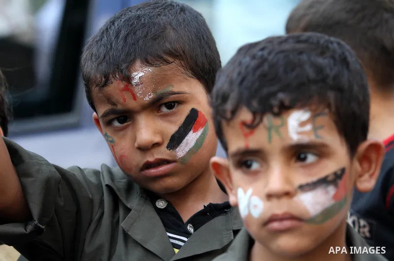 Palestinian Children take part in a protest calling for the release of Palestinian prisoners from Israeli jails and in support of inmates in hunger strike on Oct 11, 2011 in Rafah, southern Gaza Strip. Hundreds of Palest...