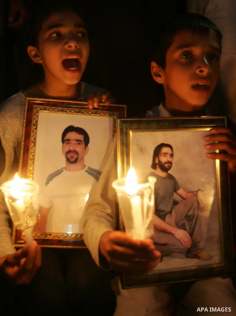 Palestinians take part in a protest calling for the release of Palestinian prisoners from Israeli jails and in support of inmates in hunger strike on October 11, 2011 outside Damascus Gate in Jerusalem's Old City. Both t...