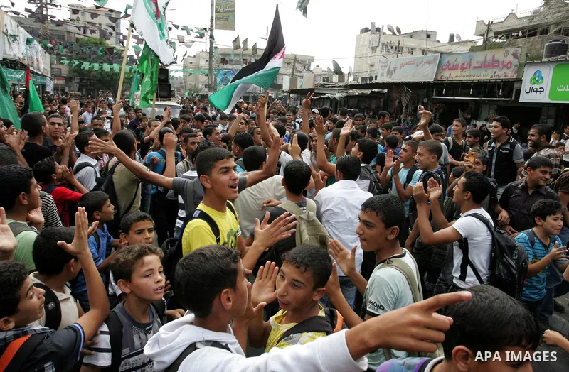 Palestinians chant slogans as they take part in a rally celebrating a prisoner swap between Hamas and Israel ,in Rafah town in the southern Gaza Strip October 12, 2011. Israelis welcomed on Wednesday a major prisoner swa...