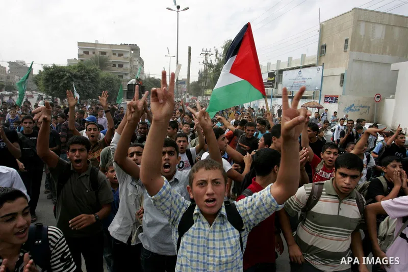 Palestinians chant slogans as they take part in a rally celebrating a prisoner swap between Hamas and Israel ,in Rafah town in the southern Gaza Strip October 12, 2011. Israelis welcomed on Wednesday a major prisoner swa...
