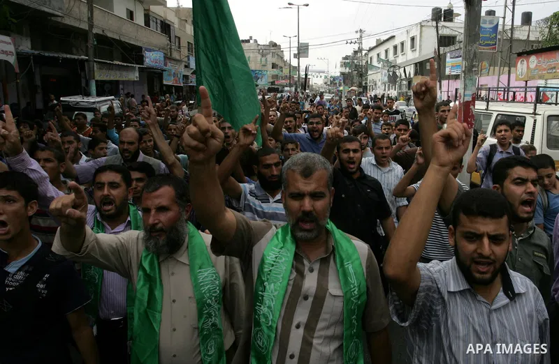 Palestinians chant slogans as they take part in a rally celebrating a prisoner swap between Hamas and Israel ,in Rafah town in the southern Gaza Strip October 12, 2011. Israelis welcomed on Wednesday a major prisoner swa...