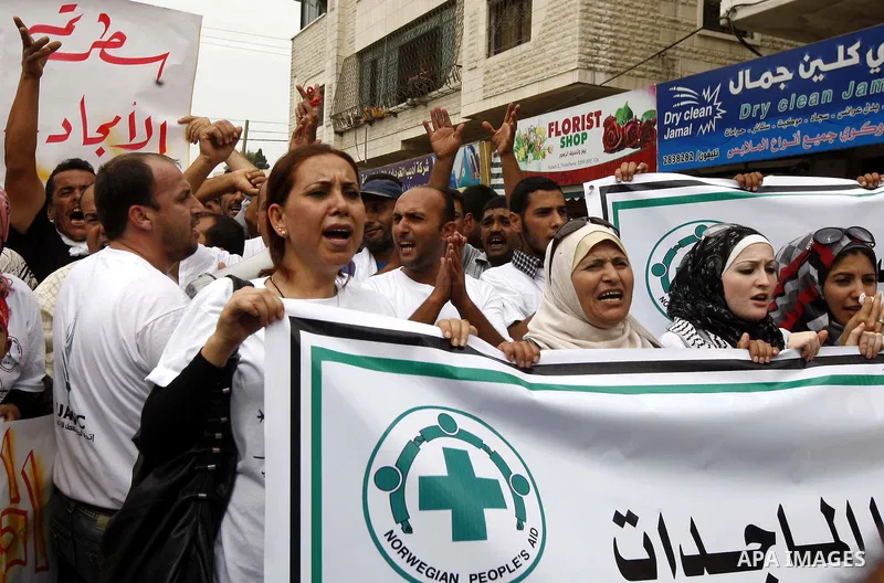 Palestinians chant slogans as they take part in a rally celebrating a prisoner swap between Hamas and Israel, in Gaza City October 12, 2011. Israelis welcomed on Wednesday a major prisoner swap that will free soldier Gil...