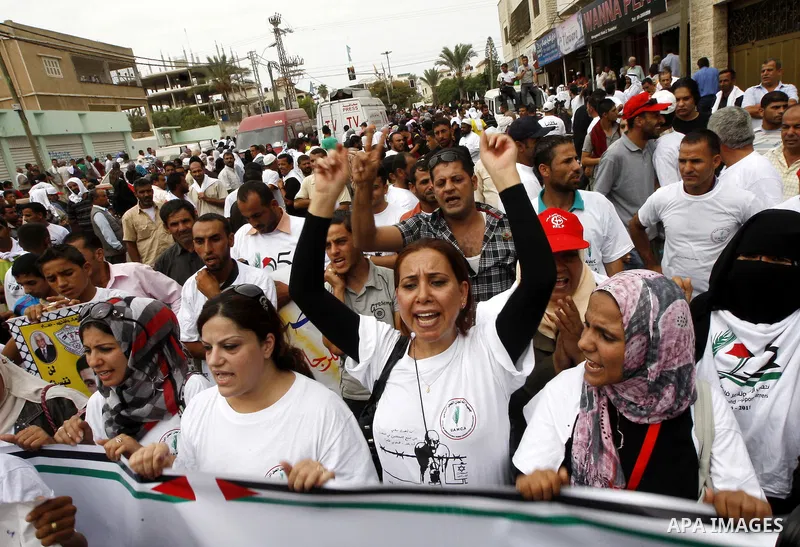 Palestinians chant slogans as they take part in a rally celebrating a prisoner swap between Hamas and Israel, in Gaza City October 12, 2011. Israelis welcomed on Wednesday a major prisoner swap that will free soldier Gil...