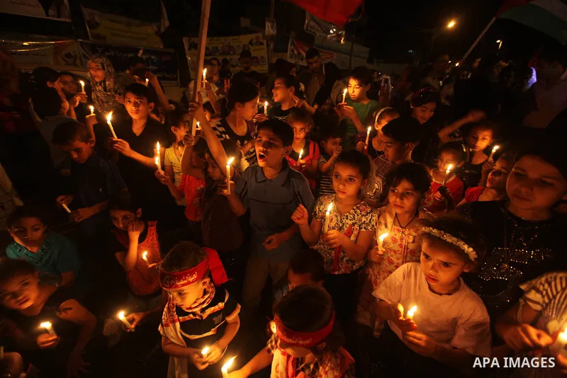 Palestinian children hold candles during a rally in solidarity with Palestinian prisoners held in Israeli jails, in Gaza City October 13, 2011. Israeli soldier Gilad Shalit will be freed from five years of captivity in t...