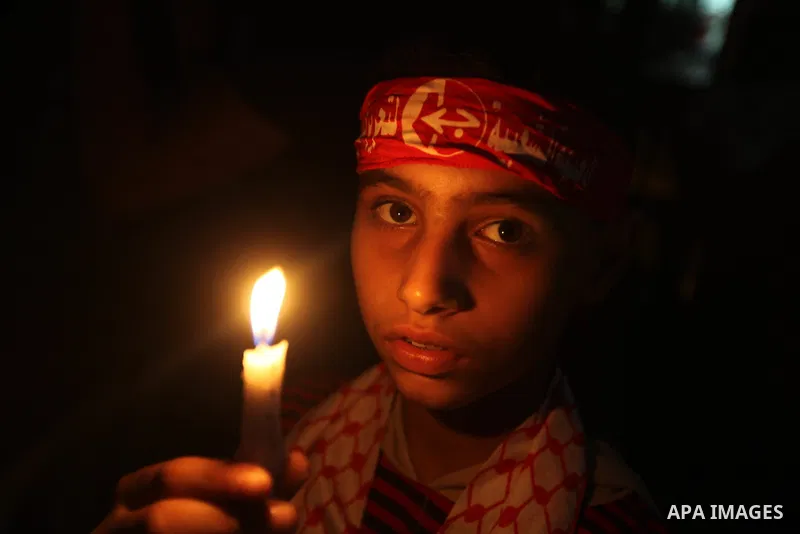 Palestinian children hold candles during a rally in solidarity with Palestinian prisoners held in Israeli jails, in Gaza City October 13, 2011. Israeli soldier Gilad Shalit will be freed from five years of captivity in t...