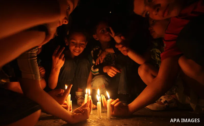 Palestinian children hold candles during a rally in solidarity with Palestinian prisoners held in Israeli jails, in Gaza City October 13, 2011. Israeli soldier Gilad Shalit will be freed from five years of captivity in t...