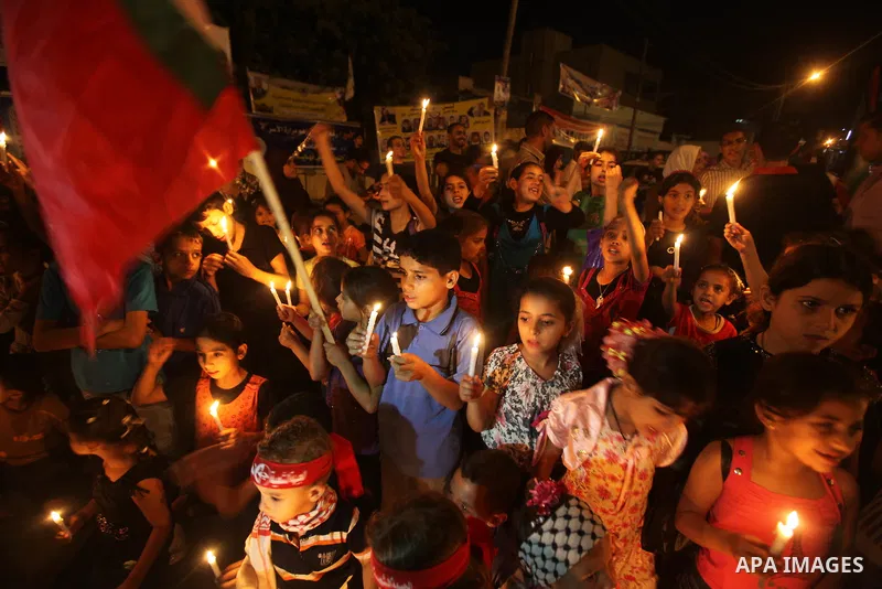 Palestinian children hold candles during a rally in solidarity with Palestinian prisoners held in Israeli jails, in Gaza City October 13, 2011. Israeli soldier Gilad Shalit will be freed from five years of captivity in t...