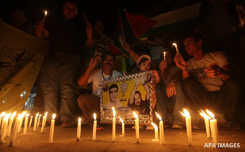 Palestinian children hold candles during a rally in solidarity with Palestinian prisoners held in Israeli jails, in Gaza City October 13, 2011. Israeli soldier Gilad Shalit will be freed from five years of captivity in t...