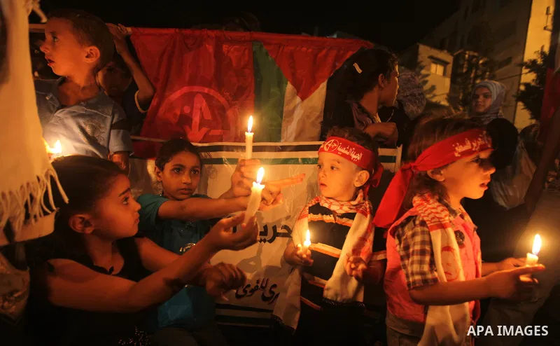 Palestinian children hold candles during a rally in solidarity with Palestinian prisoners held in Israeli jails, in Gaza City October 13, 2011. Israeli soldier Gilad Shalit will be freed from five years of captivity in t...
