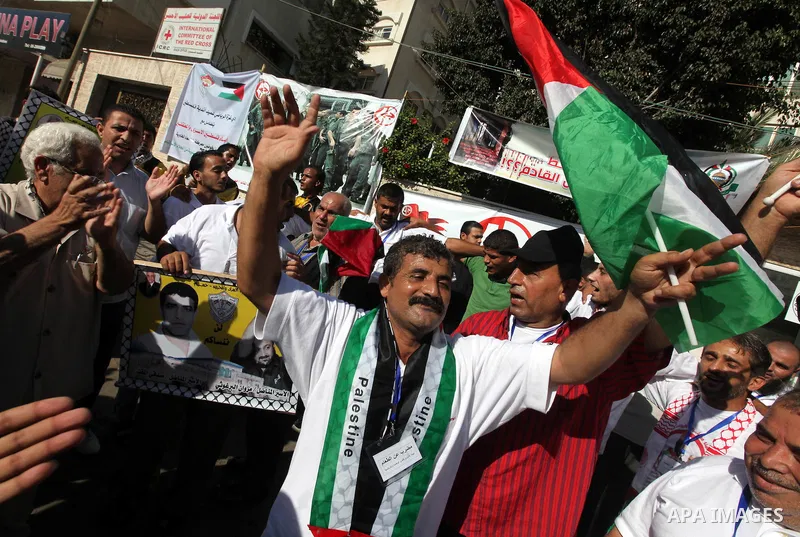Palestinians celebrate the wedding of their friend and a prisoner swap between Hamas and Israel, in front of the headquarters of the International Red Cross in Gaza City October 14, 2011. Israeli soldier Gilad Shalit wil...