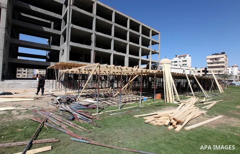 Palestinian members of hamas prepare the court of "Qatiba" for the celebrations in preparation for a prisoner swap between Hamas and Israel, in Gaza City October 16, 2011. Israel on Sunday made public the names of hundre...