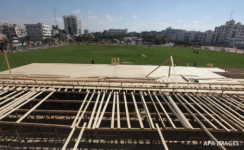 Palestinian members of hamas prepare the court of "Qatiba" for the celebrations in preparation for a prisoner swap between Hamas and Israel, in Gaza City October 16, 2011. Israel on Sunday made public the names of hundre...