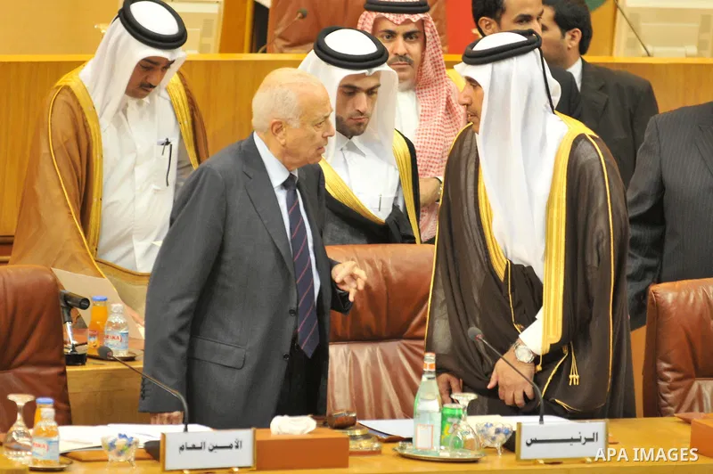 Arab League Chief Nabil Elaraby (L) speaks with Qatar's Prime Minister and Foreign Minister Sheikh Hamad bin Jassim al-Thani during the opening meeting of Arab League foreign ministers to discuss Syria at the League head...