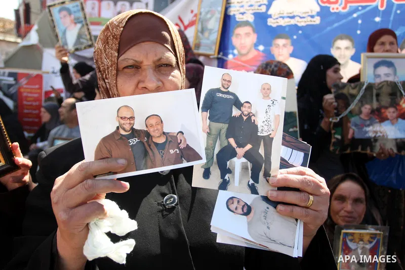 Palestinians take part in a protest calling for the release of Palestinian prisoners from Israeli jails, in the West Bank city of Ramallah October 17, 2011. Israel and Gaza's Hamas Islamist rulers have agreed to swap 1,0...