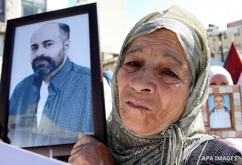 Palestinians take part in a protest calling for the release of Palestinian prisoners from Israeli jails, in the West Bank city of Ramallah October 17, 2011. Israel and Gaza's Hamas Islamist rulers have agreed to swap 1,0...