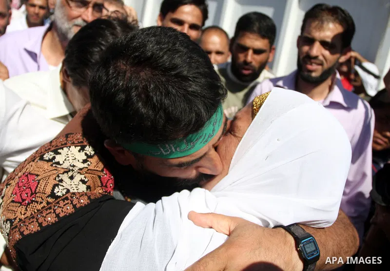 A Palestinian prisoner is welcomed by a crowd following the release of hundreds of prisoners from Israeli jails on October 18,2011 at the Palestinian Authority headquarters in the West Bank city of Ramallah. Crowds of Pa...