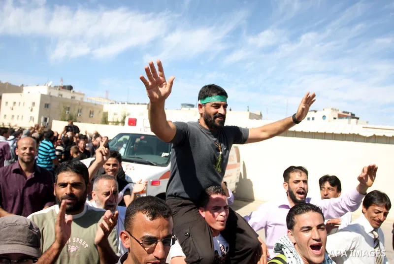 A Palestinian prisoner is welcomed by a crowd following the release of hundreds of prisoners from Israeli jails on October 18,2011 at the Palestinian Authority headquarters in the West Bank city of Ramallah. Crowds of Pa...