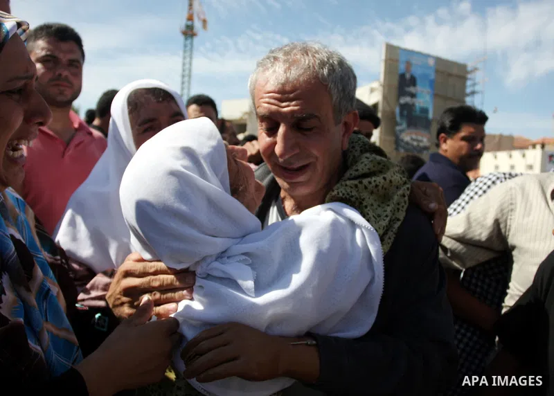A Palestinian prisoner is welcomed by a crowd following the release of hundreds of prisoners from Israeli jails on October 18,2011 at the Palestinian Authority headquarters in the West Bank city of Ramallah. Crowds of Pa...
