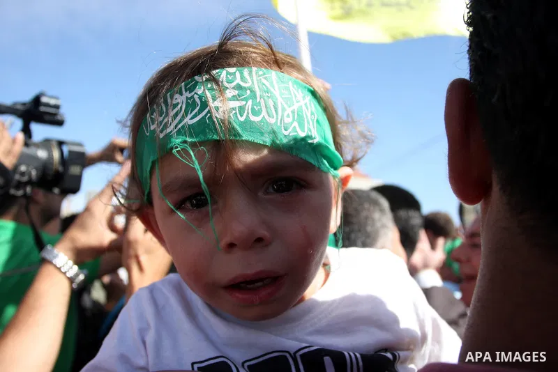 A Palestinian child cries as prisoner is welcomed by a crowd following the release of hundreds of prisoners from Israeli jails on October 18,2011 at the Palestinian Authority headquarters in the West Bank city of Ramalla...