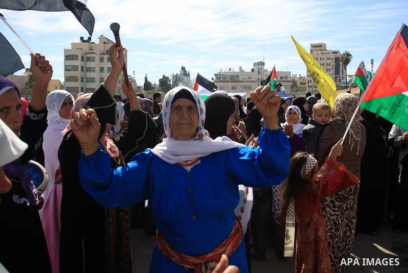 Freed Palestinian prisoners are welcomed home by their friends and relatives upon their arrival in Ramallah, the West Bank, 18 October 2011. 477 Palestinian prisoners were freed on 18 October 2011 in exchange for the rel...