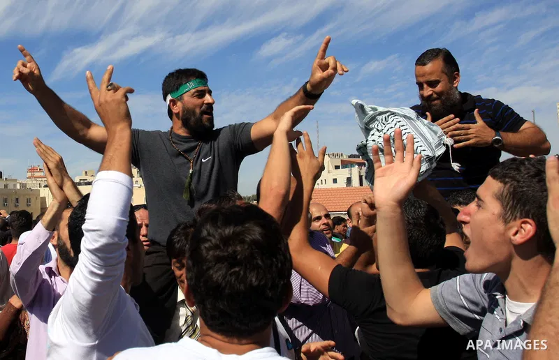 Freed Palestinian prisoners are welcomed home by their friends and relatives upon their arrival in Ramallah, the West Bank, 18 October 2011. 477 Palestinian prisoners were freed on 18 October 2011 in exchange for the rel...