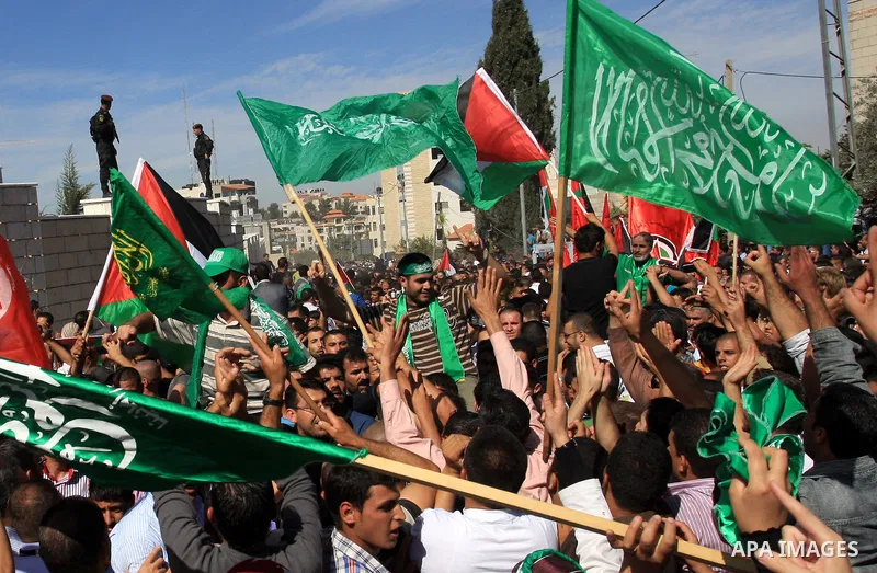 Freed Palestinian prisoners (C) are welcomed home by their friends and relatives upon their arrival in Ramallah, the West Bank, 18 October 2011. 477 Palestinian prisoners were freed on 18 October 2011 in exchange for the...