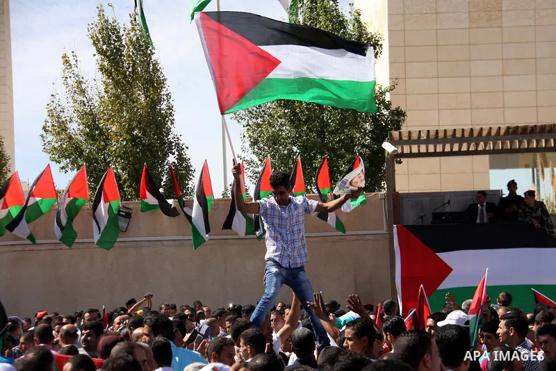 Freed Palestinian prisoners are welcomed home by their friends and relatives upon their arrival in Ramallah, the West Bank, 18 October 2011. 477 Palestinian prisoners were freed on 18 October 2011 in exchange for the rel...