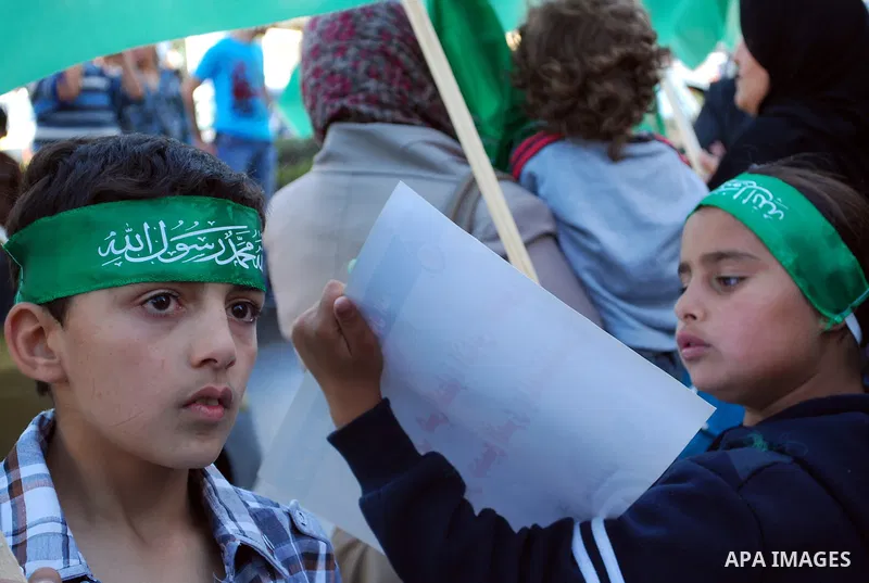 A Palestinian prisoner is welcomed by friends and family following the release of hundreds of prisoners from Israeli jails in Hebron, West Bank, 18 October 2011. 477 Palestinian prisoners were freed on 18 October 2011 in...
