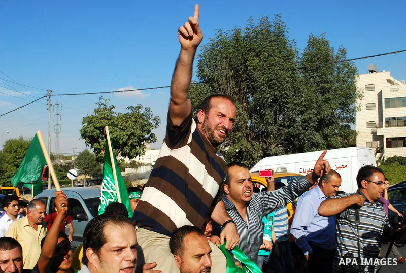 A Palestinian prisoner is welcomed by friends and family following the release of hundreds of prisoners from Israeli jails in Hebron, West Bank, 18 October 2011. 477 Palestinian prisoners were freed on 18 October 2011 in...
