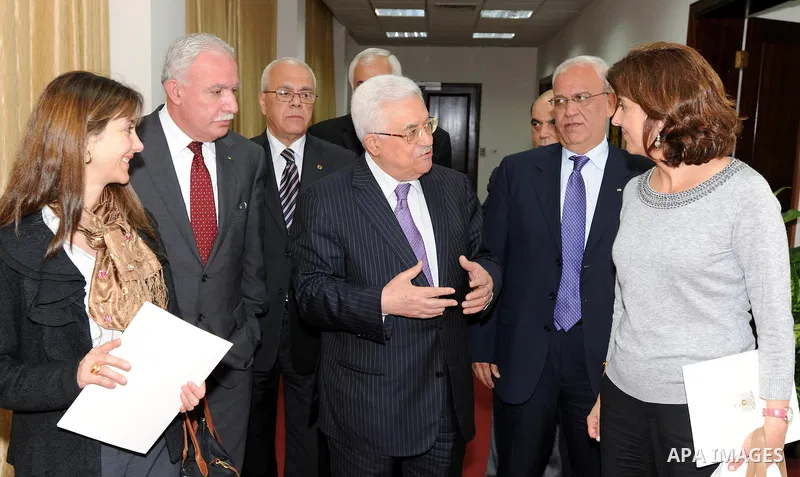 Palestinian president Mahmud Abbas with meets with Colombian Foreign Minister Maria Angela Cuellar on Oct. 18, 2011 at the Palestinian Authority headquarters in the West Bank city of Ramallah. Photo by Mufeed Abu Hasnah