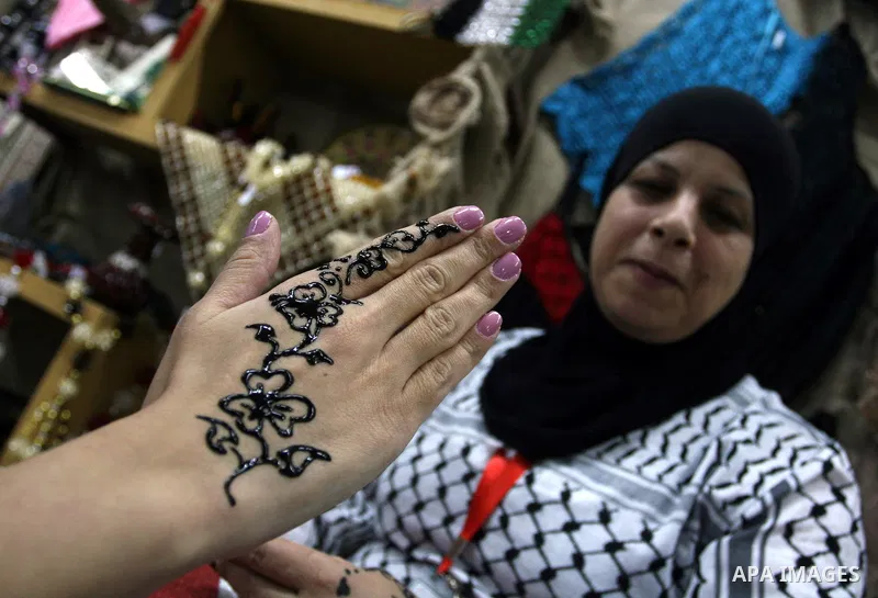 Palestinians tour inside the Palestinian National Industries Exhibition, in the West Bank city of Ramallah on October 30, 2011. Photo by Issam Rimawi
