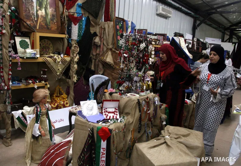 Palestinians tour inside the Palestinian National Industries Exhibition, in the West Bank city of Ramallah on October 30, 2011. Photo by Issam Rimawi