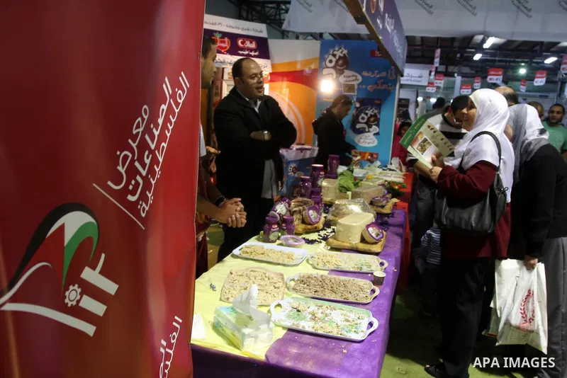 Palestinians tour inside the Palestinian National Industries Exhibition, in the West Bank city of Ramallah on October 30, 2011. Photo by Issam Rimawi