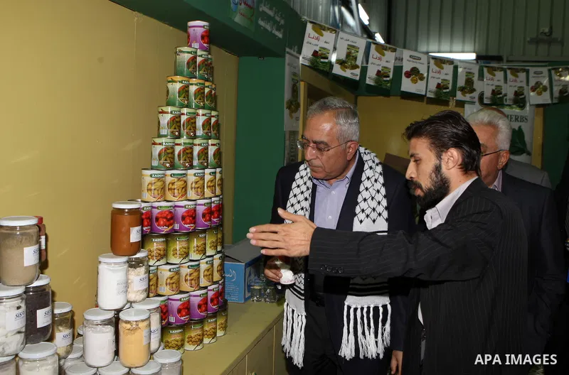Palestinian Prime Minister Salam Fayyad during check the fifth Gallery palestinian national industries in Ramalla on Nov. 01, 2011. Photo by Mustafa Abu Dayeh