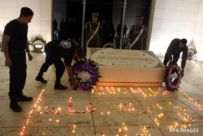 Palestinians lay flower wreathes and candles at the gravesite of late Palestinian leader Yasser Arafat on the seventh anniversary of his death in the West Bank city of Ramallah on November 11, 2011, as Palestinians gathe...