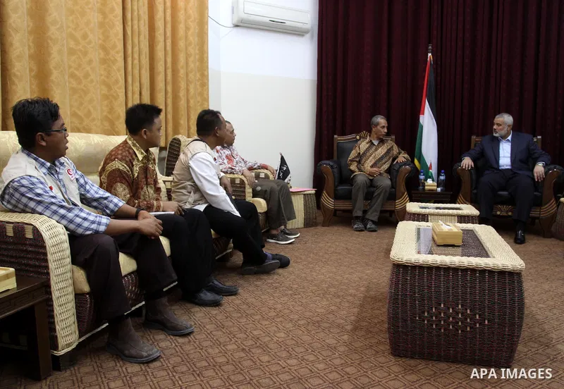 Palestinian prime minister in Gaza Strip, Ismail Haniya meets with the Indonesian delegation at his office in Gaza city on Nov. 17,2011. Photo by Mohammed Asad