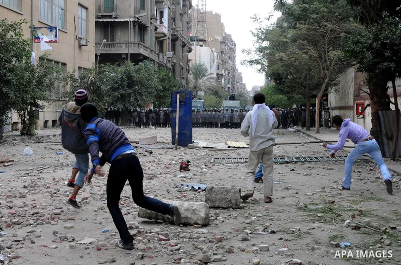 Egyptian youths throw stones at security forces during clashes in Cairo, Egypt, 20 November 2011. According to media sources, hundreds of protesters took control of Tahrir Square in the Egyptian capital on 20 November, f...