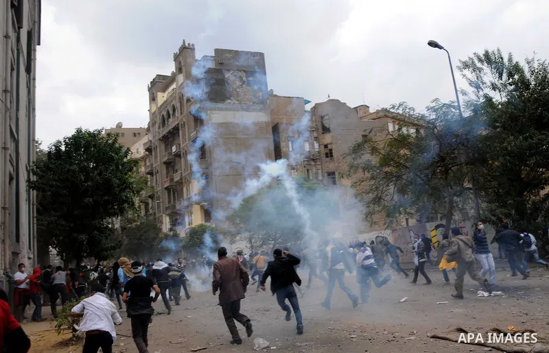 Egyptian youths throw stones at security forces during clashes in Cairo, Egypt, 20 November 2011. According to media sources, hundreds of protesters took control of Tahrir Square in the Egyptian capital on 20 November, f...