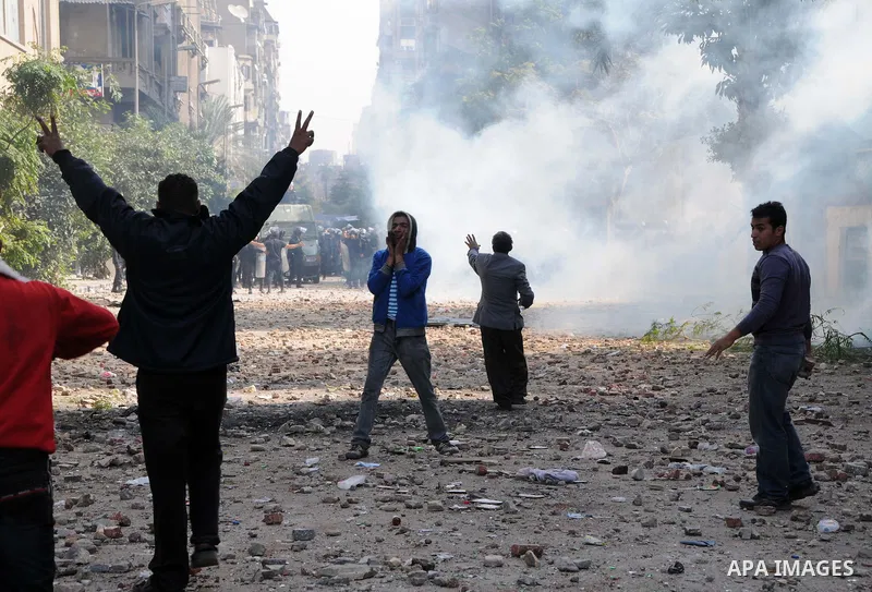 Egyptian youths throw stones at security forces during clashes in Cairo, Egypt, 20 November 2011. According to media sources, hundreds of protesters took control of Tahrir Square in the Egyptian capital on 20 November, f...