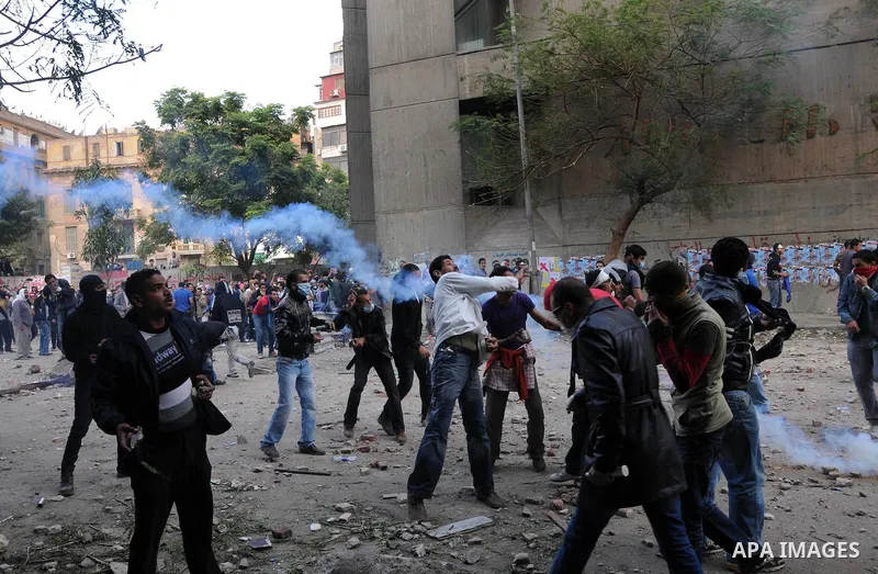Egyptian youths throw stones at security forces during clashes in Cairo, Egypt, 20 November 2011. According to media sources, hundreds of protesters took control of Tahrir Square in the Egyptian capital on 20 November, f...