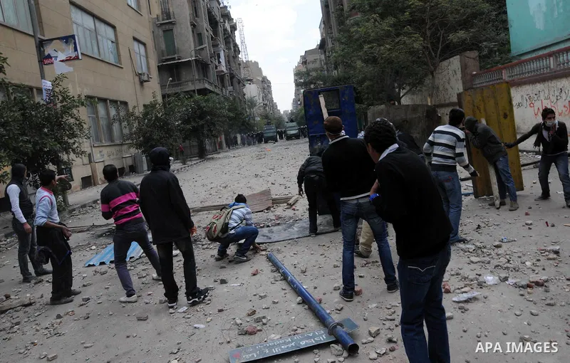 Egyptian youths throw stones at security forces during clashes in Cairo, Egypt, 20 November 2011. According to media sources, hundreds of protesters took control of Tahrir Square in the Egyptian capital on 20 November, f...