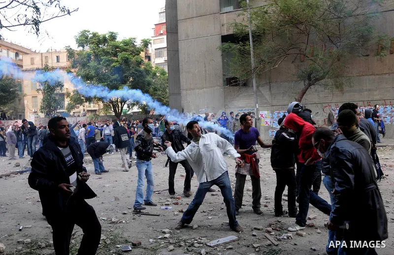 Egyptian youths throw stones at security forces during clashes in Cairo, Egypt, 20 November 2011. According to media sources, hundreds of protesters took control of Tahrir Square in the Egyptian capital on 20 November, f...