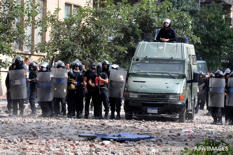 Egyptian youths throw stones at security forces during clashes in Cairo, Egypt, 20 November 2011. According to media sources, hundreds of protesters took control of Tahrir Square in the Egyptian capital on 20 November, f...