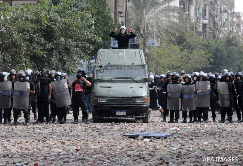 Egyptian youths throw stones at security forces during clashes in Cairo, Egypt, 20 November 2011. According to media sources, hundreds of protesters took control of Tahrir Square in the Egyptian capital on 20 November, f...