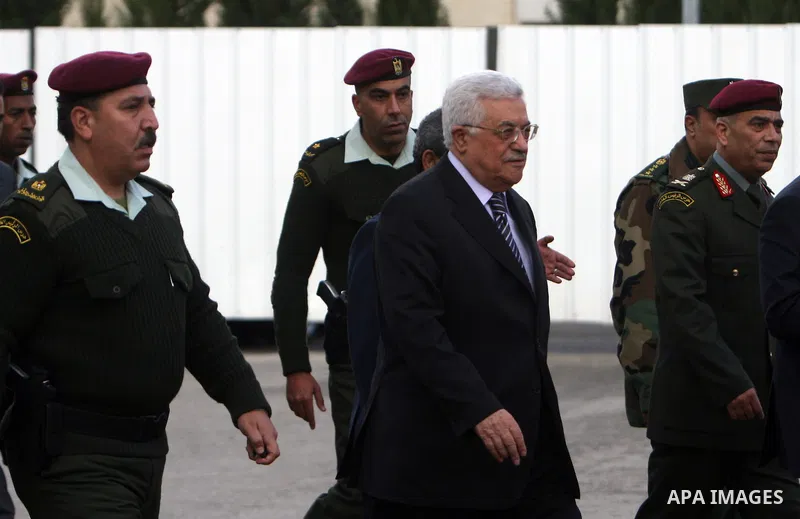 Palestinian President Mahmoud Abbas and King Abdullah of Jordan walk together during a welcoming ceremony in the West Bank city of Ramallah November 21, 2011. Abdullah arrived in Ramallah on Monday for a rare visit to th...
